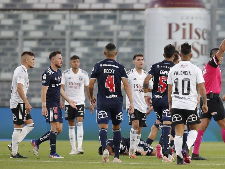 25 de Abril del 2021/SANTIAGOGabriel Suazo(d) es expulsado ,durante el partido valido por la quinta fecha del Campeonato Nacional AFP PlanVital 2021, entre Colo Colo vs Universidad de Chile, disputado en el Estadio Monumental.
FOTO:FRANCISCO LONGA/AGENCIAUNO