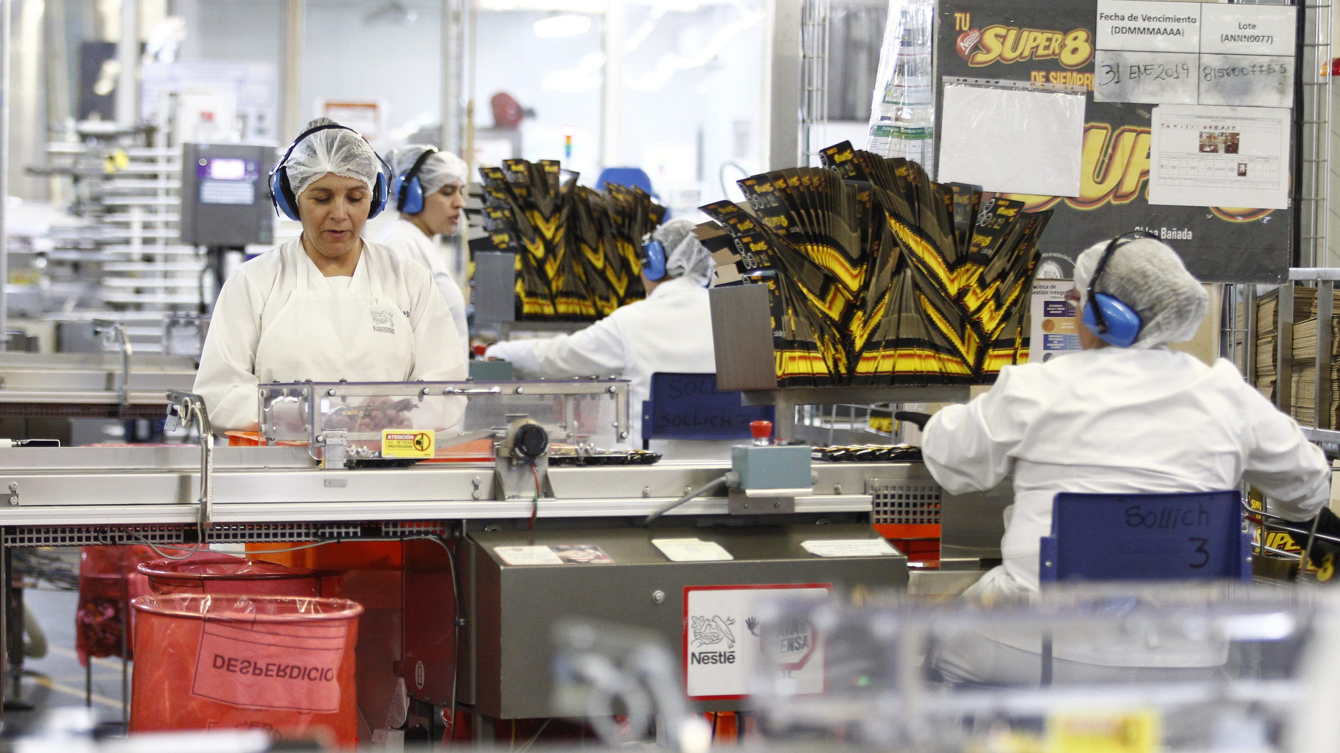 5 de Mayo del 2018/SANTIAGOFotografias temáticas de trabajadores de la planta Nestle de Cerrillos, esto ya que el Indicador Mensual de Actividad Económica (Imacec) del mes de abril aumentó a 5,9% en comparación con igual mes del año anterior, dando cuenta de que la economía chilena se expandió a su mayor nivel mensual desde octubre 2012.
FOTO: RODRIGO SAENZ/AGENCIAUNO