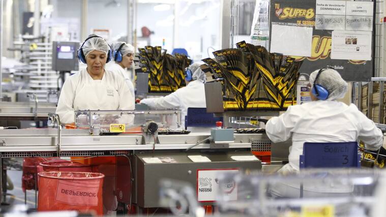 5 de Mayo del 2018/SANTIAGOFotografias temáticas de trabajadores de la planta Nestle de Cerrillos, esto ya que el Indicador Mensual de Actividad Económica (Imacec) del mes de abril aumentó a 5,9% en comparación con igual mes del año anterior, dando cuenta de que la economía chilena se expandió a su mayor nivel mensual desde octubre 2012.
FOTO: RODRIGO SAENZ/AGENCIAUNO
