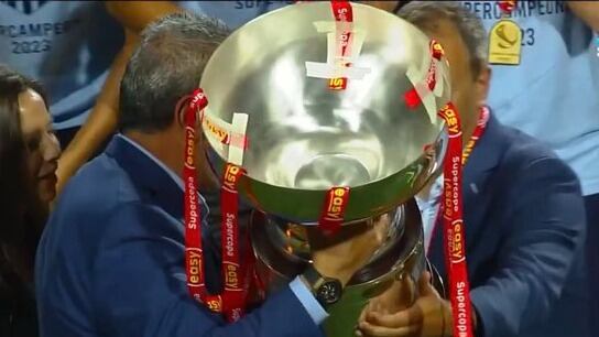 e en trofeo de la Supercopa genera ola de críticas en redes sociales