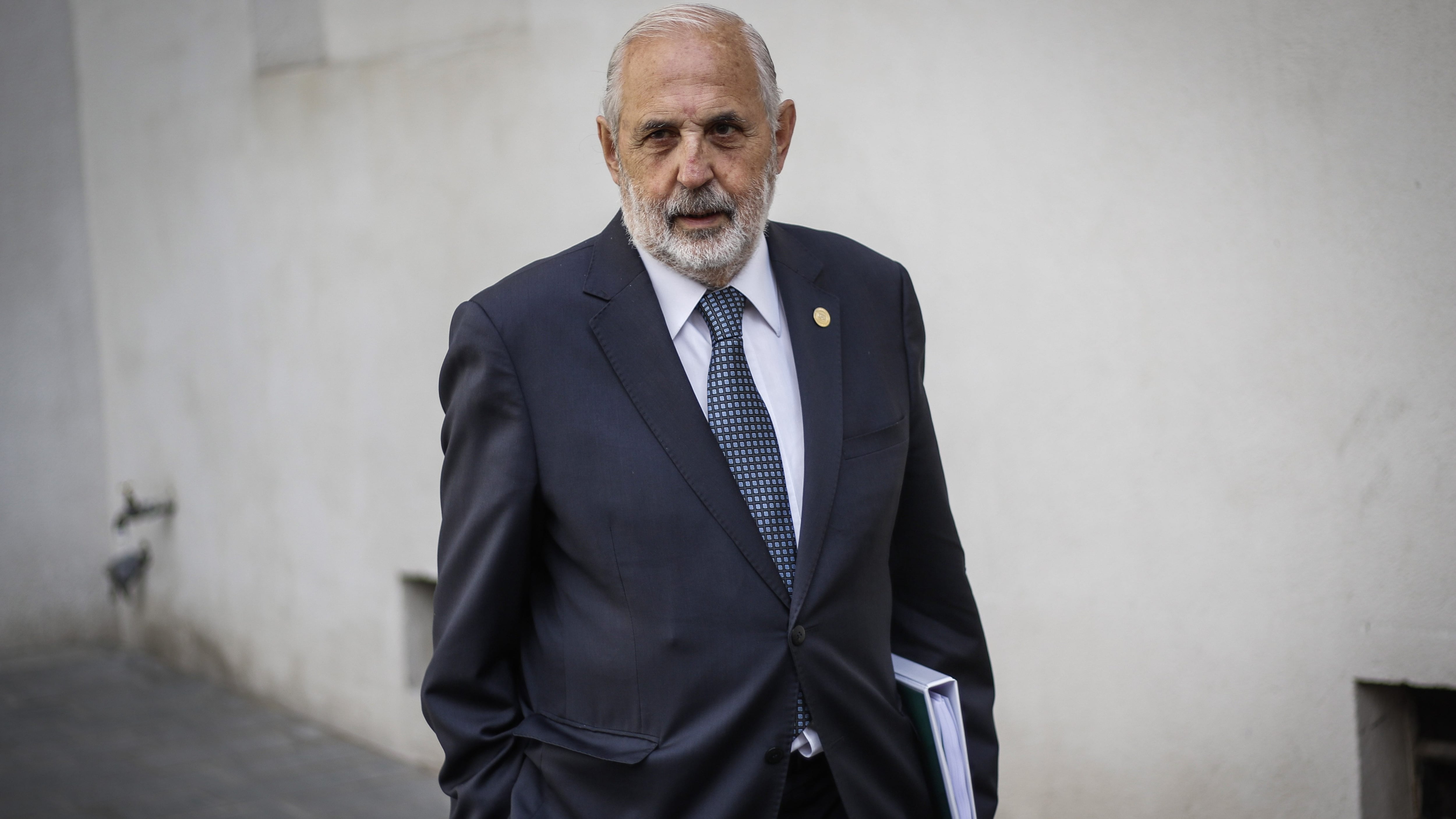 Jorge Abbott responde a Longueira