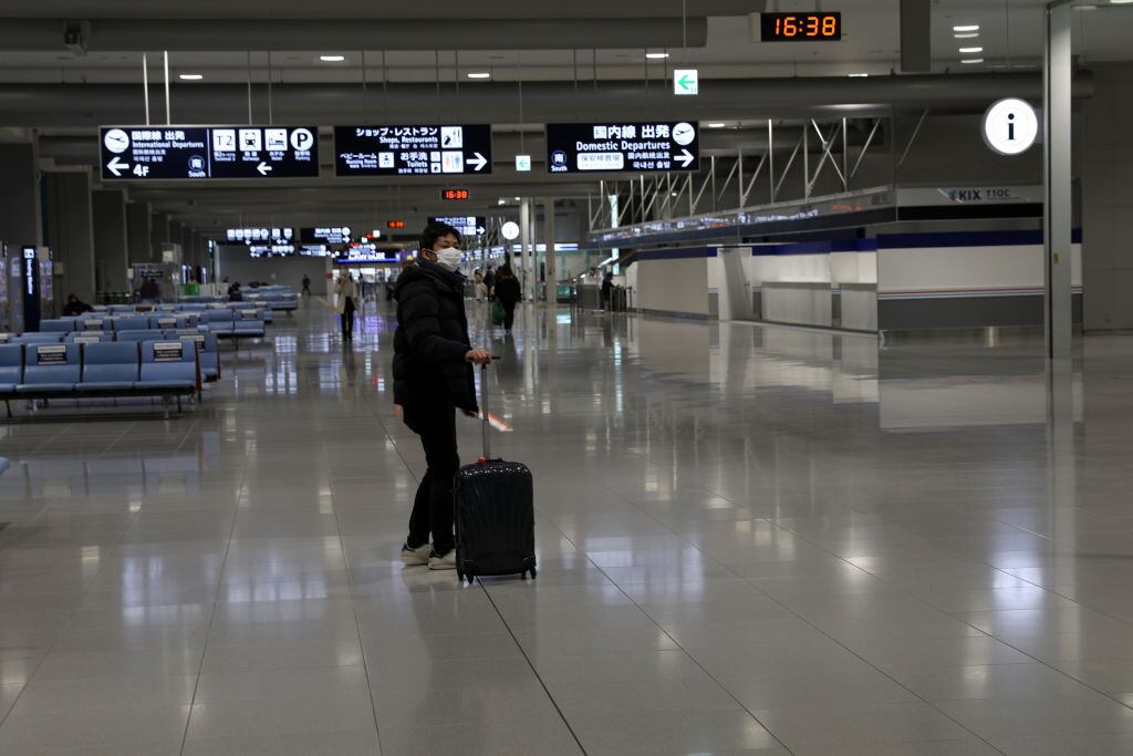 Pasajero utiliza mascarilla en el aeropuerto de Osaka