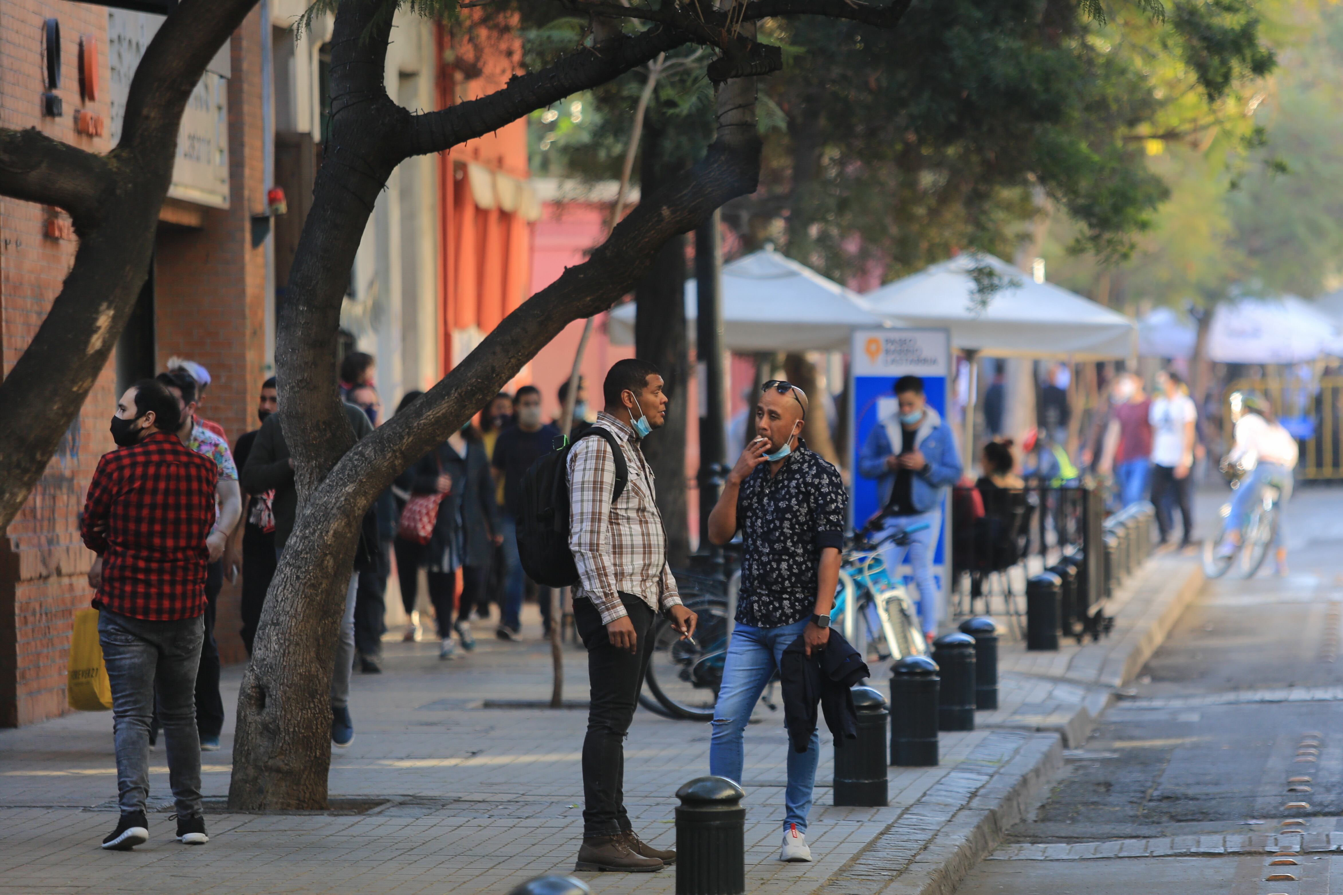 1 de Agosto 2021 / SANTIAGO Barrio Lastarria con su comercio en funcionamiento en fase 3 del plan Paso a Paso, lo que permite su apertura durante el fin de semana
FOTO: DIEGO MARTIN / AGENCIAUNO