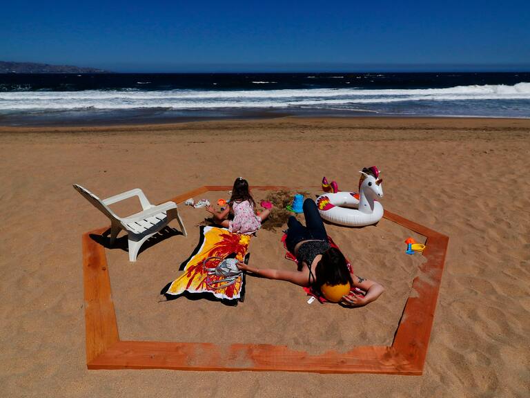 28 DE OCTUBRE DE 2020/VALPARAISOEn el marco del Plan Playa Segura, autoridades dan a conocer el Proyecto Piloto de Equipamiento y Seguridad Sanitaria Integral en Playas, modo Covid 19 para propiciar el distanciamiento físico en estos espacios públicos.
FOTO: LEONARDO RUBILAR CHANDIA/AGENCIAUNO