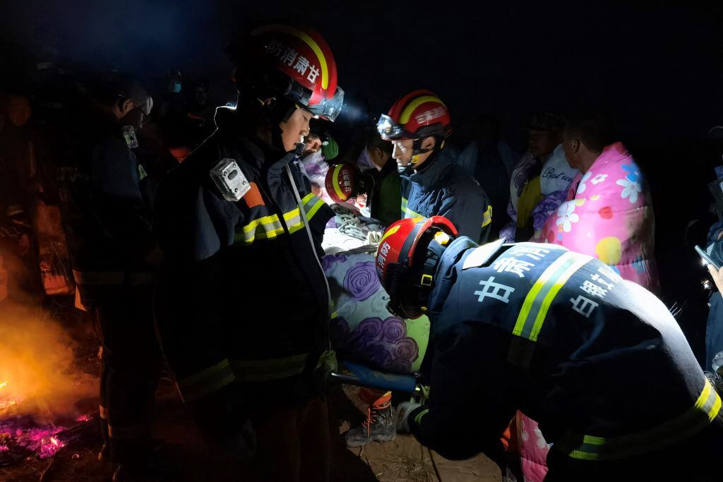 Equipos de emergencia rescatan a una persona en las cercanías de Baiyin