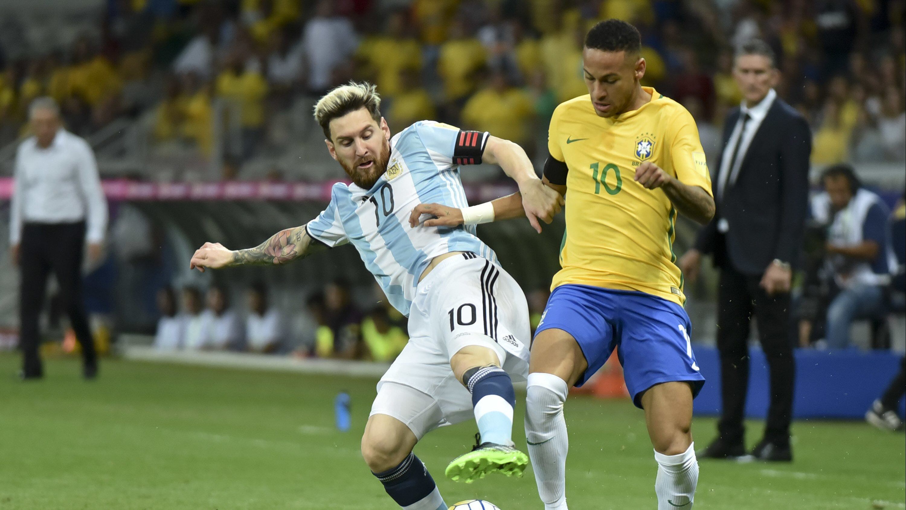 BELO HORIZONTE, BRAZIL - NOVEMBER 10: Neymar Jr of Brazil fights for the ball with Lionel Messi of Argentina during a match between Argentina and Brazil as part of FIFA 2018 World Cup Qualifiers at Mineirao Stadium on November 10, 2016 in Belo Horizonte, Brazil. (Photo by Ricardo Botelho/LatinContent via Getty Images)