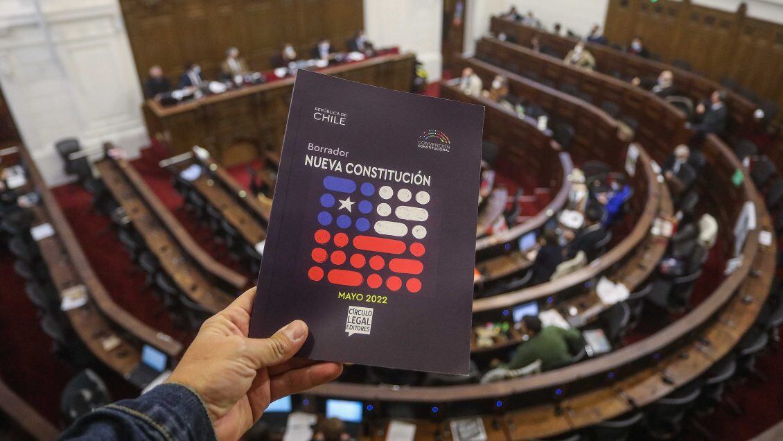 24 de mayo del 2022/SANTIAGOEl borrador de la nueva Constitucion en el Hemiciclo, durante la Sesión N°7 Comisión Armonización, que se realiza en el ex congreso Nacional de Santiago.
FOTO: SEBASTIAN BELTRAN GAETE/AGENCIAUNO
