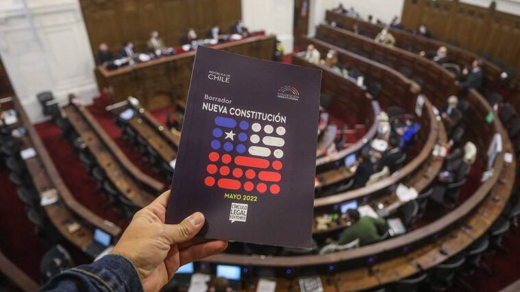 24 de mayo del 2022/SANTIAGOEl borrador de la nueva Constitucion en el Hemiciclo, durante la Sesión N°7 Comisión Armonización, que se realiza en el ex congreso Nacional de Santiago.
FOTO: SEBASTIAN BELTRAN GAETE/AGENCIAUNO