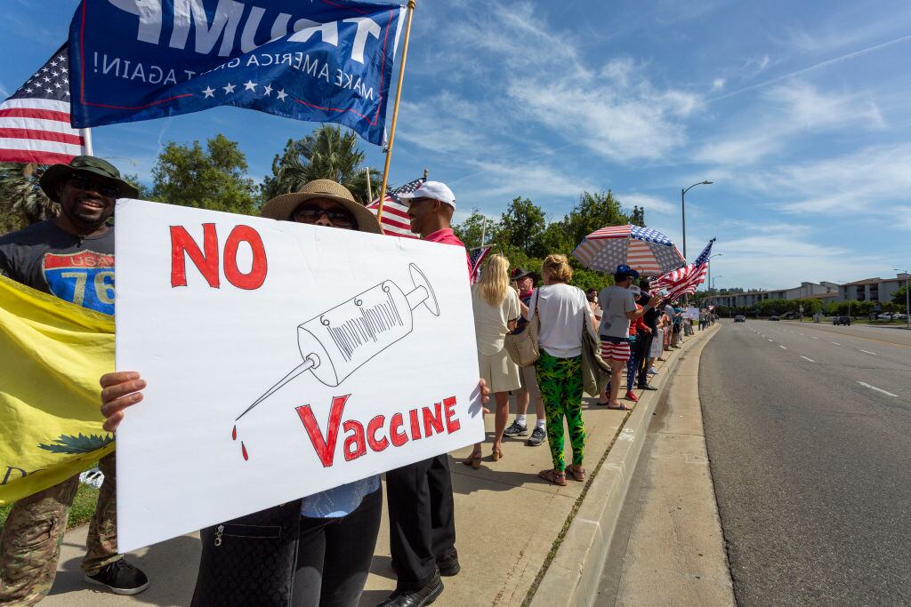 Seguidores de Trump protestan contra una vacuna del Covid-19