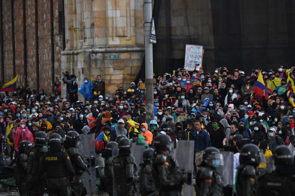 La policía colombiana rodea a manifestantes en Bogotá