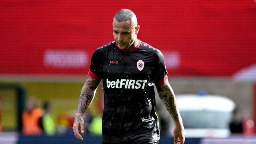 Radja Nainggolan es expulsado de su club por fumar en la banca antes de jugar