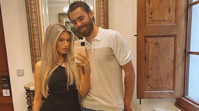 La humilde postal de Ben Brereton con su pareja en Inglaterra