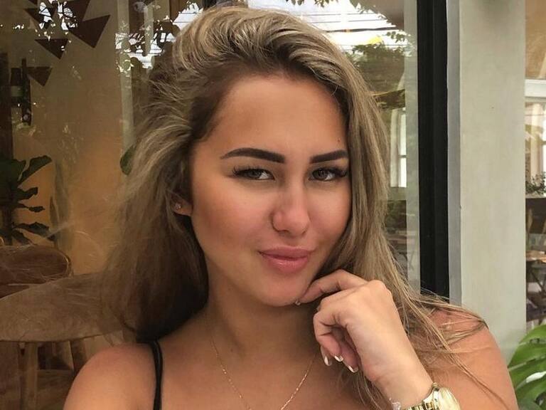 Indonesia canceló pasaporte de influencer tras pintarse una mascarilla y pasearse por un mall
