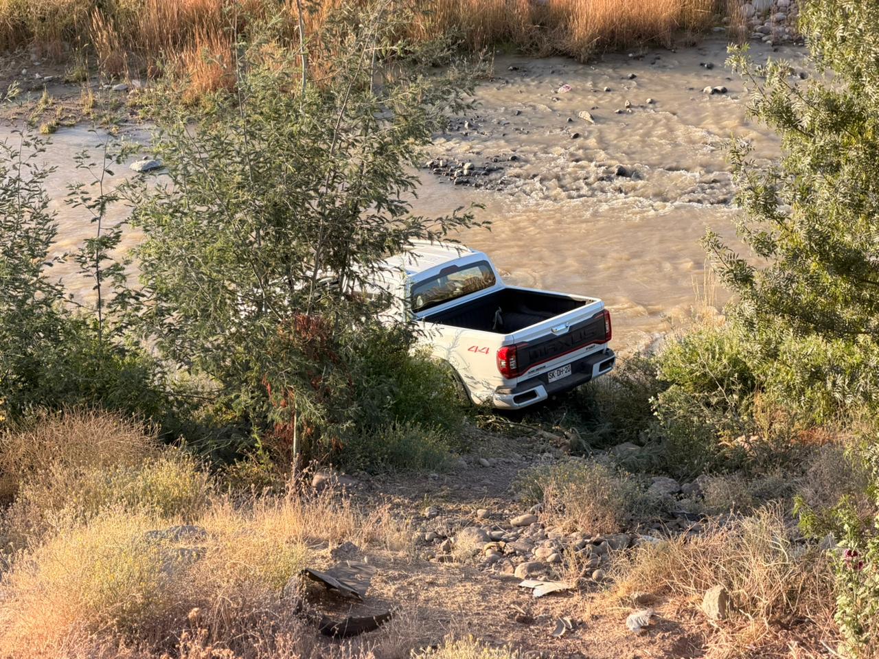 Terminó dentro del río Mapocho: conductor resulta ileso tras desbarrancarse