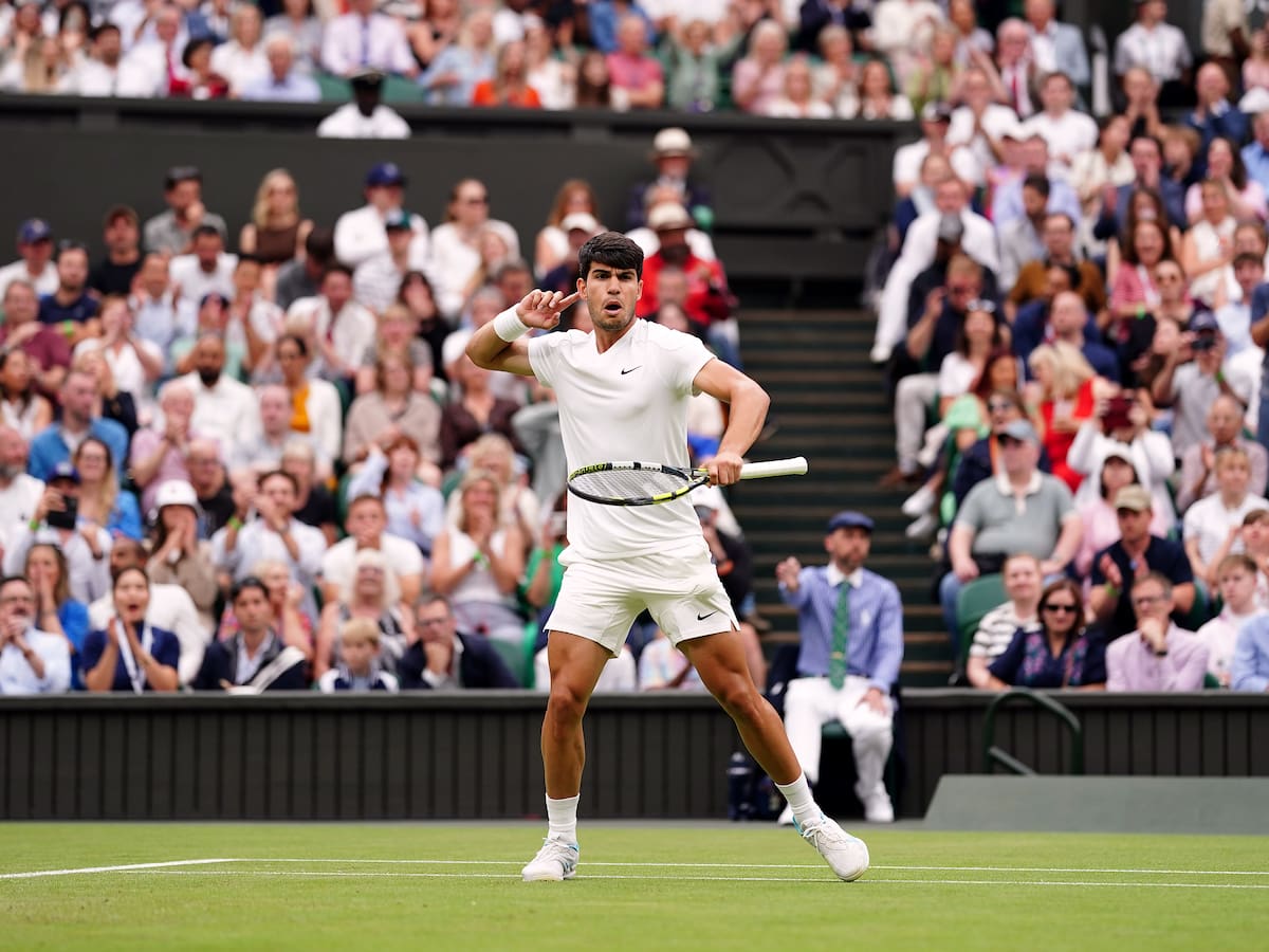 Carlos Alcaraz sufre un susto con Tiafoe, pero sigue en carrera por el título en Wimbledon