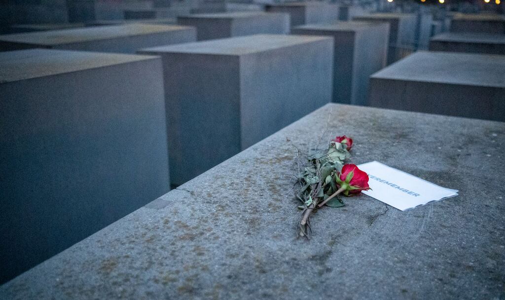 Una rosa en el monumento en Berlín que recuerda el holocausto
