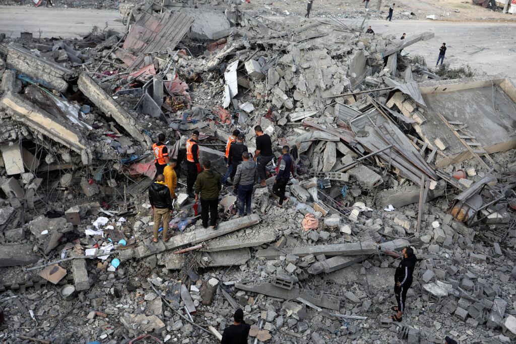 Rescatistas buscan sobrevivientes tras bombardeo en Gaza