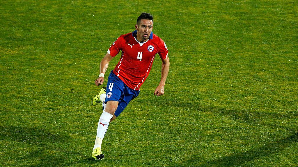 SANTIAGO, CHILE - JUNE 24: Mauricio Isla of Chile celebrates after scoring the opening goal during the 2015 Copa America Chile quarter final match between Chile and Uruguay at Nacional Stadium on June 24, 2015 in Santiago, Chile. (Photo by Felipe Zanca/LatinContent via Getty Images)