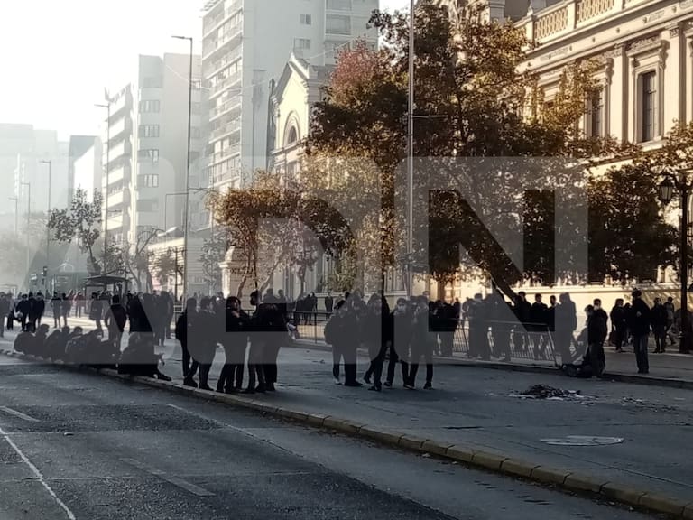 Estudiantes del Instituto Nacional protestan en el centro de Santiago tras nueva toma del establecimiento