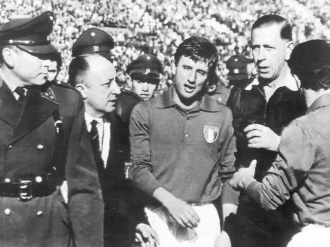 Ferrini debió ser retirado por Carabineros luego de su expulsión. Foto: Getty Images