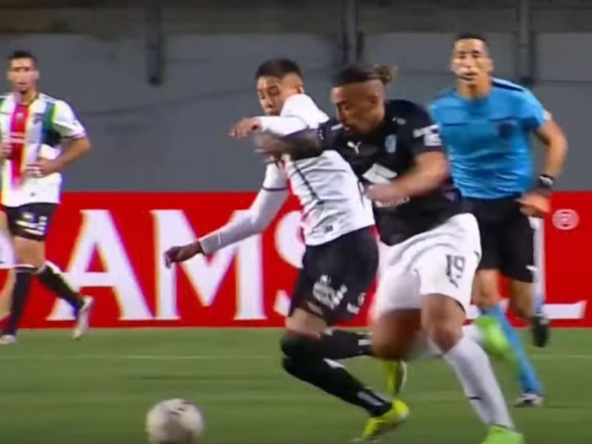 Jugador de Palestino se convirtió en el chileno más joven en ser expulsado en Copa Libertadores: por esta acción recibió roja