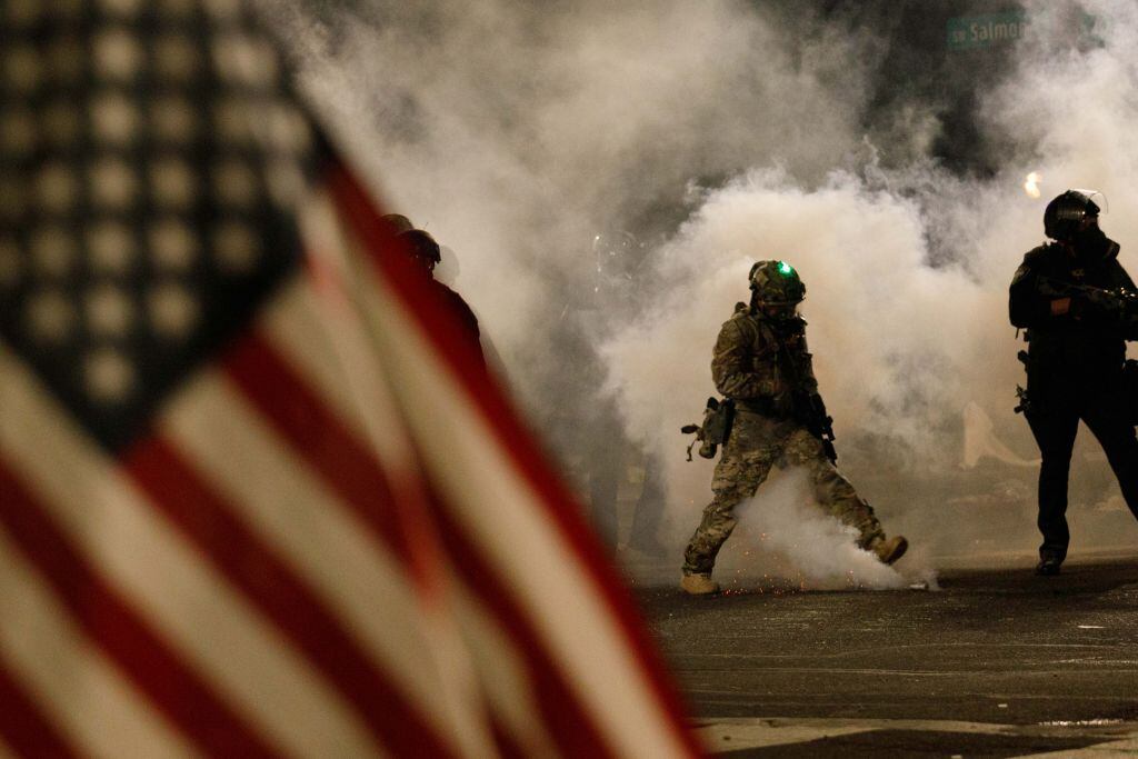 Oficiales federales reprimen manifestaciones en Portland