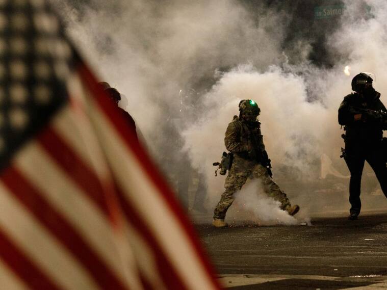 Oficiales federales reprimen manifestaciones en Portland