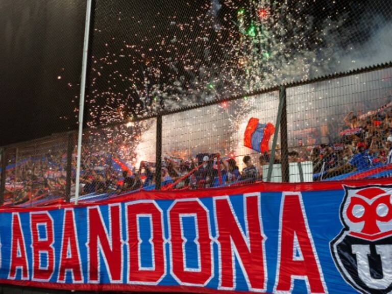 Informe arbitral denuncia a hinchas de la U por agredir a futbolista de La Calera y a un árbitro: «Lanzaron un asiento»