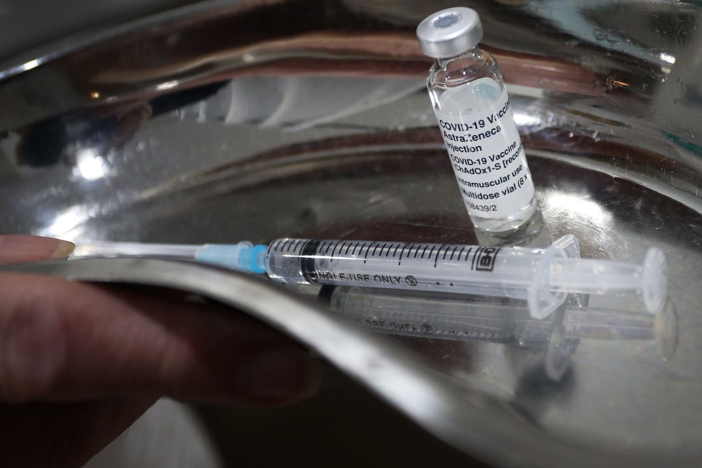 Una dosis de la vacuna de AstraZeneca preparada en Australia