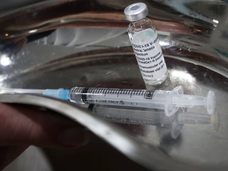 Una dosis de la vacuna de AstraZeneca preparada en Australia