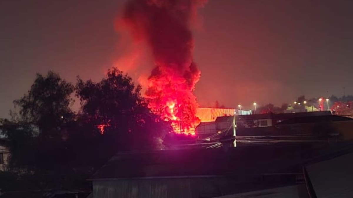 Incendio en acopio de neumáticos en Cerrillos cumple más de 24 horas sin ser apagado