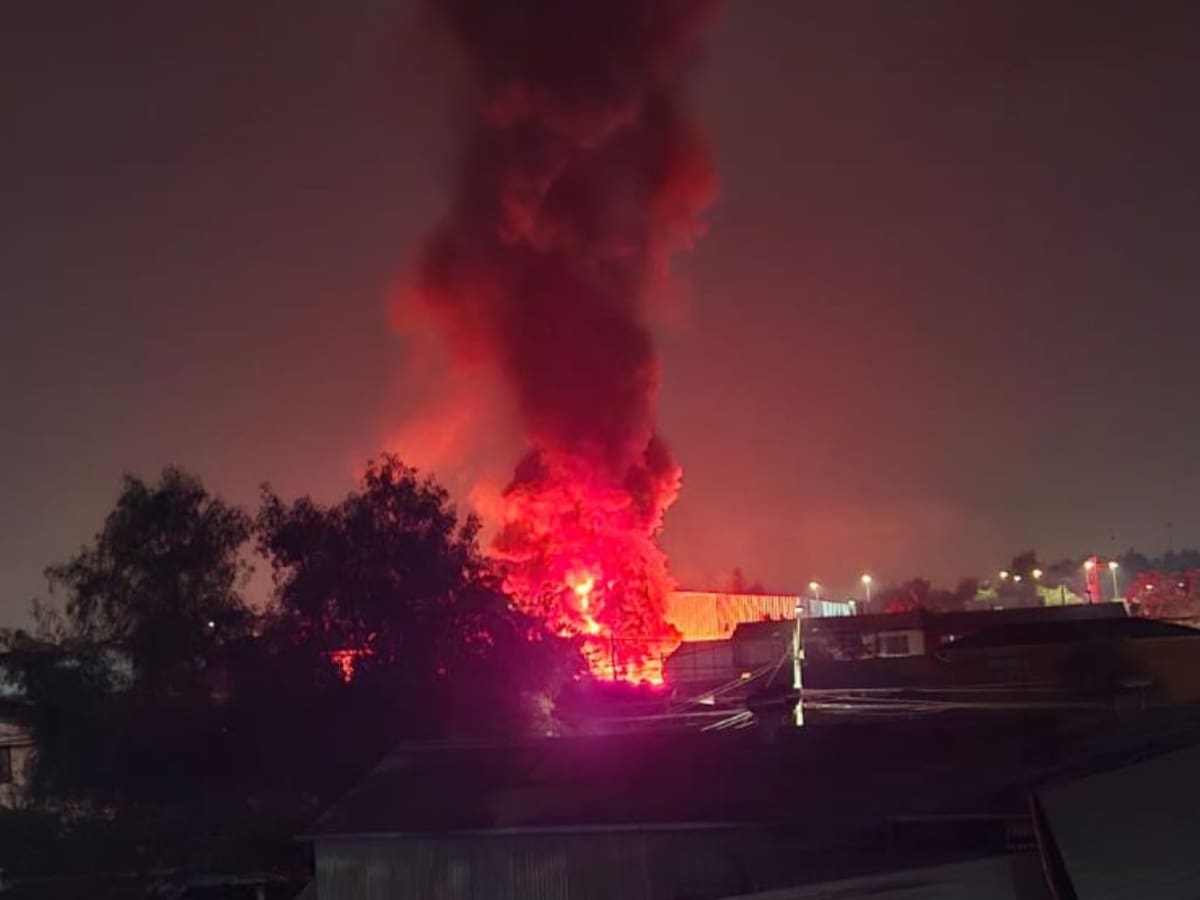 Incendio en acopio de neumáticos en Cerrillos cumple más de 24 horas sin ser apagado