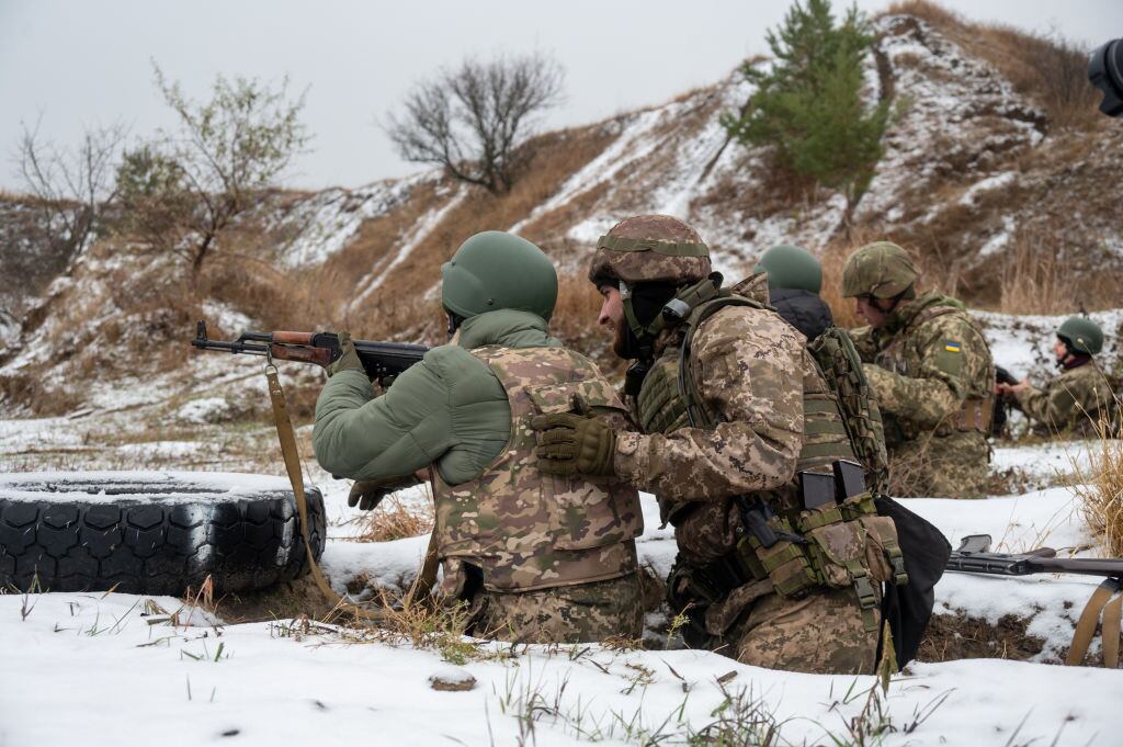 Soldados enseñan a civiles a disparar fusiles de combate en la región de Donetsk en Ucrania