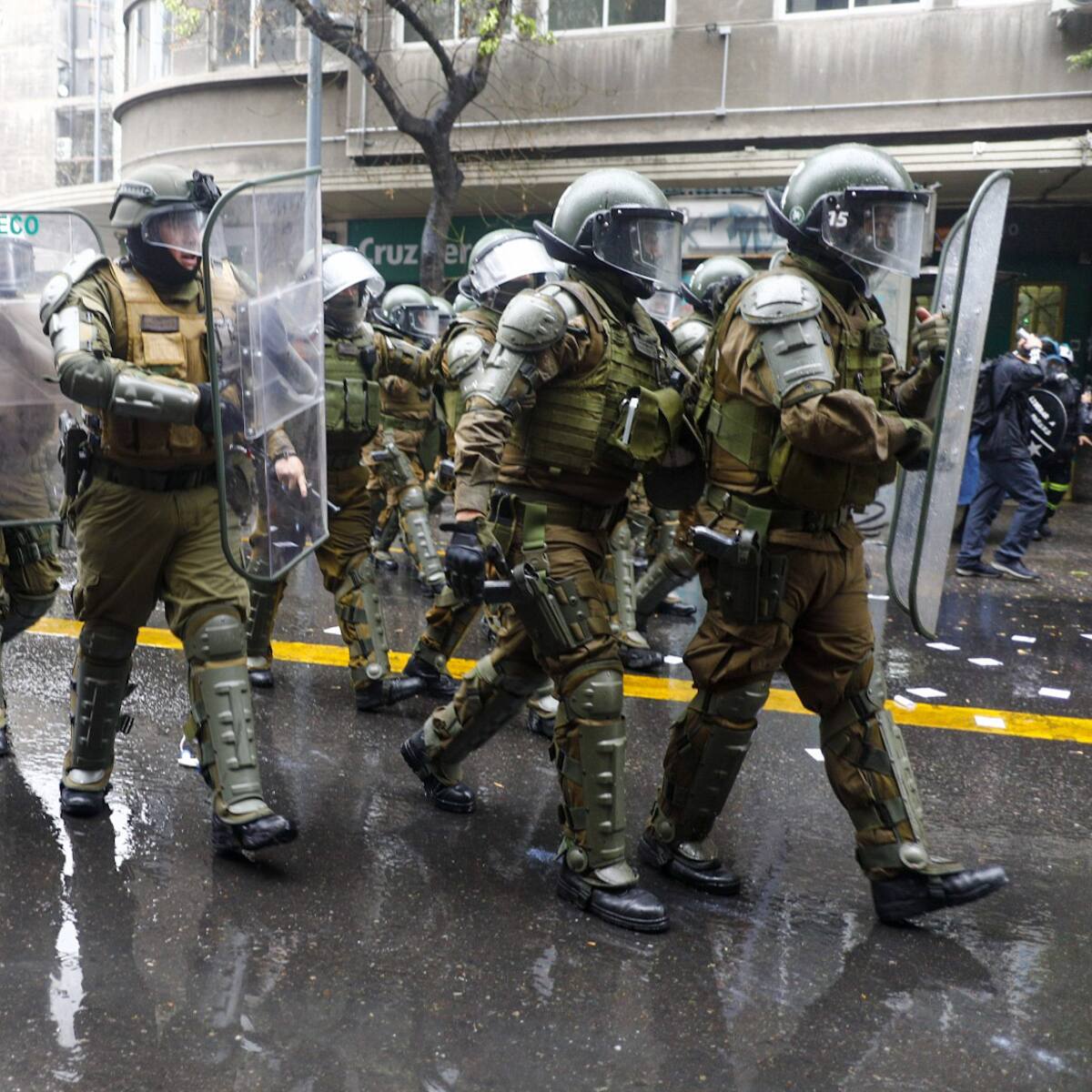 Romería al Cementerio General deja 24 detenidos tras incidentes en distintos puntos de Santiago