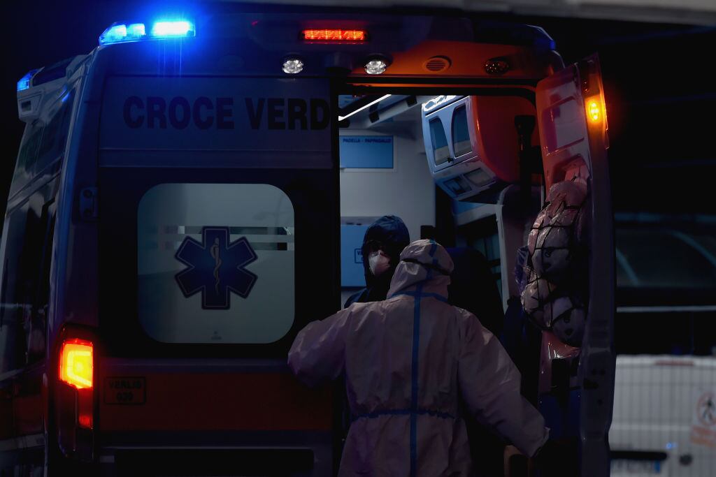 Un paciente Covid-19 llega a un hospital de Milán
