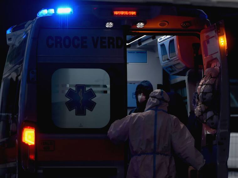 Un paciente Covid-19 llega a un hospital de Milán