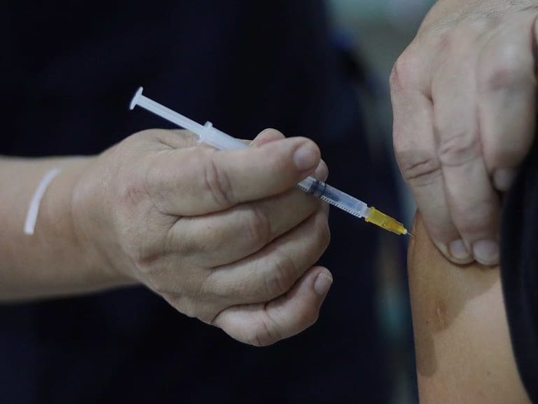 10 de enero del 2022/SANTIAGOUna persona en vacunada, durante el inicio al proceso de vacunación con cuarta dosis contra el Covid-19, en el Hospital de la FACH, en la comuna de Las Condes.
FOTO: SEBASTIAN BELTRAN GAETE/AGENCIAUNO