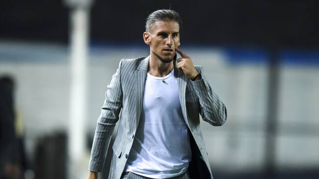AVELLANEDA, ARGENTINA - MARCH 12: Sebastian Beccacece coach of Racing Club gives instructions to his team players during a Group F match between Racing Club and Alianza Lima as part of Copa CONMEBOL Libertadores 2020 at Juan Domingo Peron Stadium on March 12, 2020 in Avellaneda, Argentina. The match is played behind closed doors to prevent the spread of the novel Coronavirus (COVID-19). (Photo by Marcelo Endelli/Getty Images)