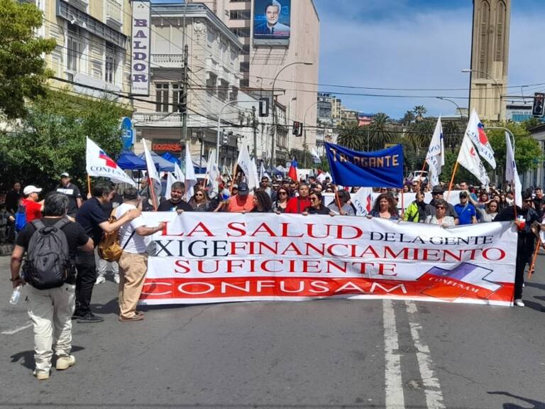 Paro de la Confusam: funcionarios de la salud marchan por Valparaíso rumbo al Congreso