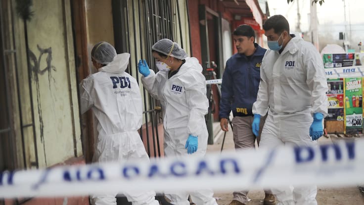 Hallan restos humanos enterrados en presunta casa de cautiverio del Tren de Aragua en Quinta Normal