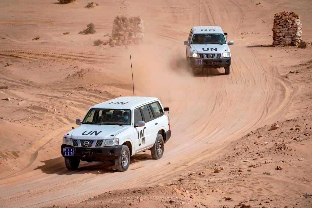 Vehículos de ONU patrullan la zona de conflicto en el Sahara Occidental