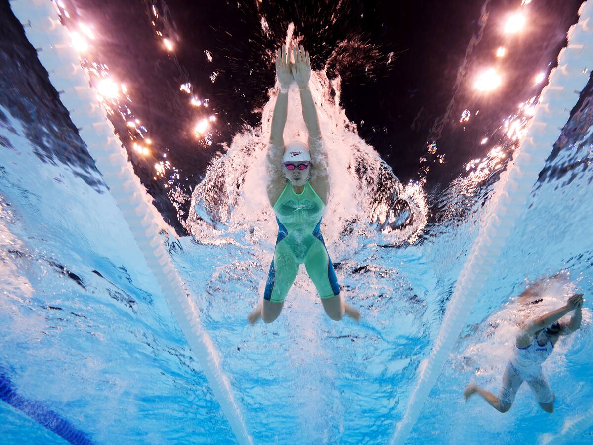 “Una cintura imposiblemente diminuta”: nadadora china se vuelve viral tras lucir impactante traje de baño en París 2024