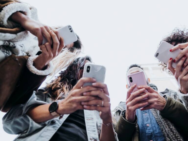 Estudio concluye que Chile es el quinto país del mundo que más ocupa redes sociales al día