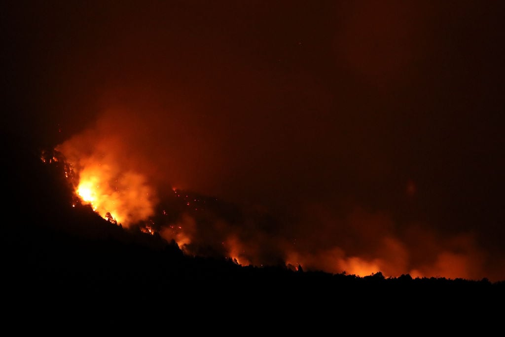 Imagen del fuego que afecta bosques en la zona de Paraje Villegas