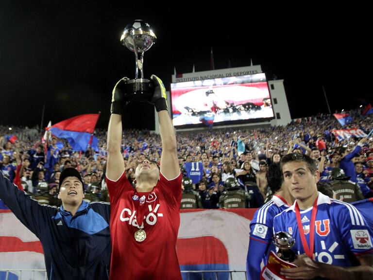 Con 16 títulos en sus brazos: La exitosa carrera de Johnny Herrera en el momento de su adiós