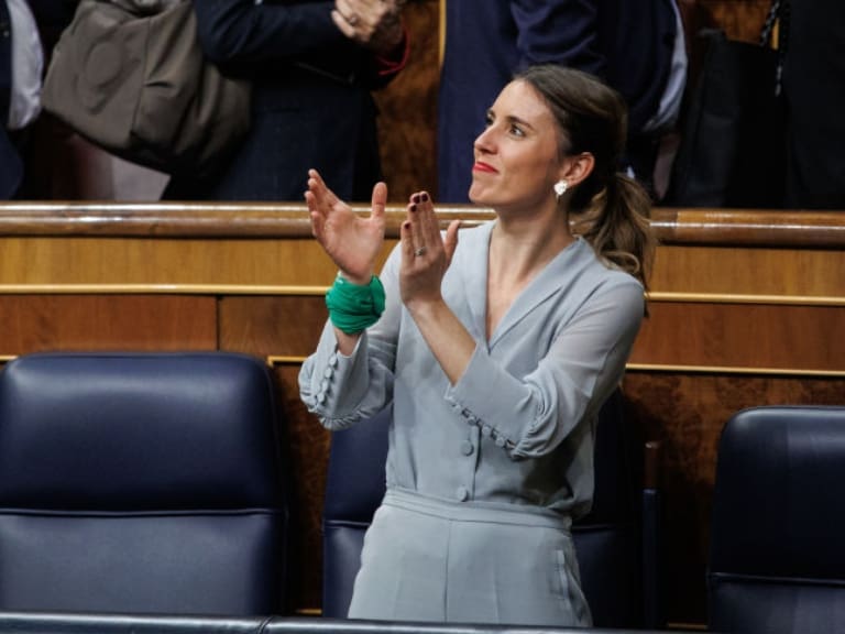 España aprueba reformas al aborto y la «ley trans» desde los 16 años