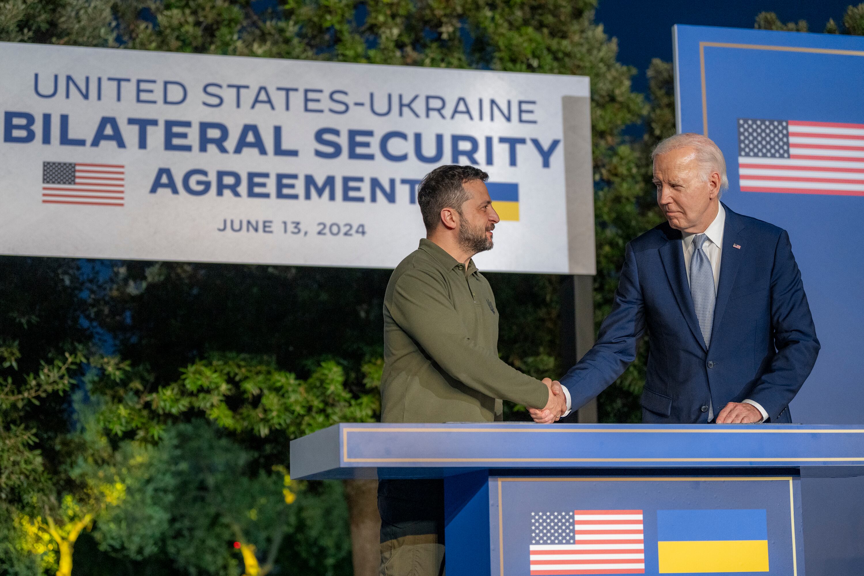 El presidente ucraniano Volodimir Zelenski y el mandatario estadounidense Joe Biden firman el pacto de seguridad bilateral.