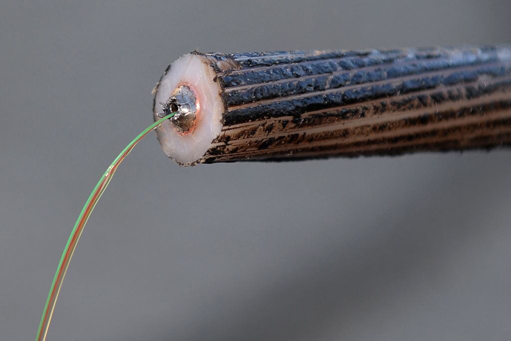 Cable cortado de red de fibra óptica.
