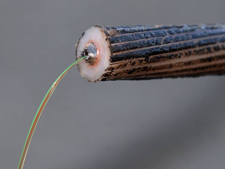 Cable cortado de red de fibra óptica.