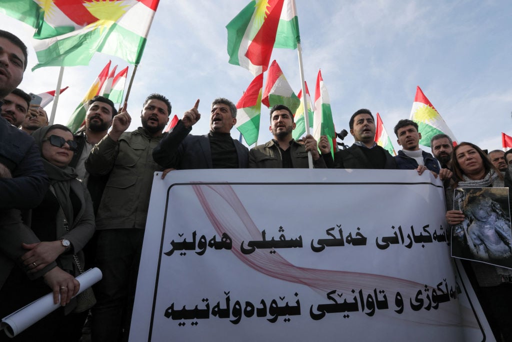 Manifestantes en Irak con la bandera del Kurdistán protestan contra el ataque iraní sobre Erbil, a las afueras de la sede de las Naciones Unidas en ese país.
